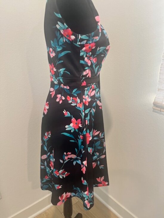 Vince Camuto Chic Dark Floral Cocktail Dress – Size Small ✨ - Picture 6 of 16
